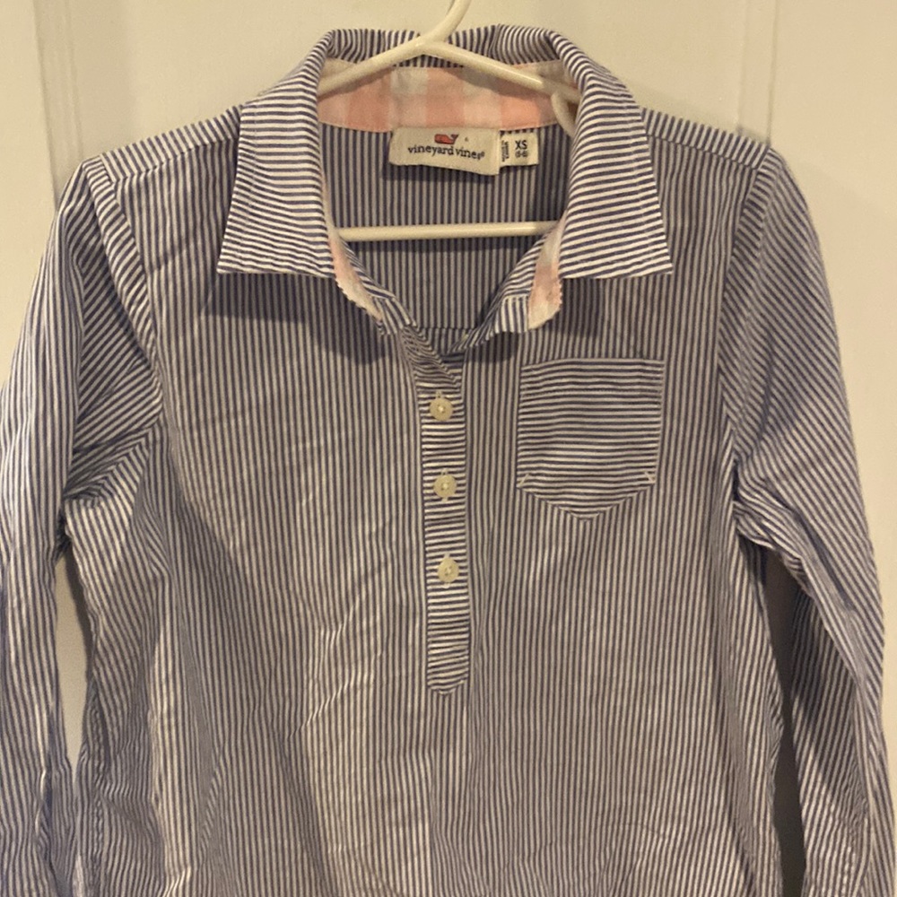 Navy and white striped Vineyard Vines girls button down.size 5/6 Adorable!